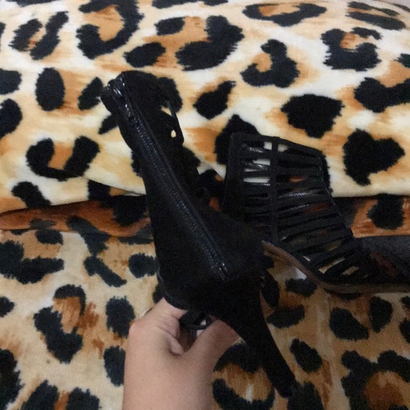 Rebeca Sanver caged high heels - Picture 8 of 9